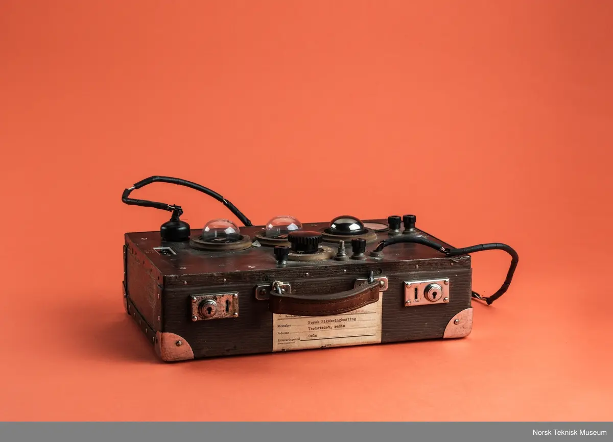 Med Telefunken rør og Weston milliamperemeter
Kraftig nedbrutt ledning