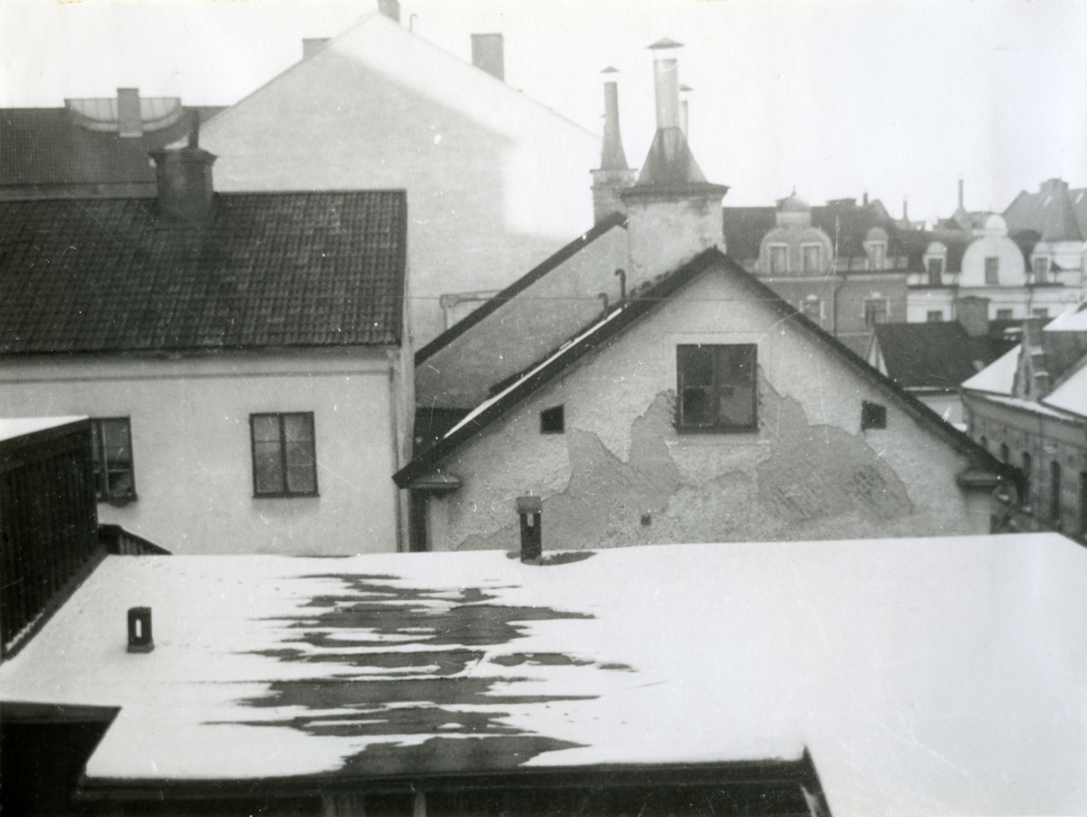 Takvy över kvarteret Planket 18 i Norrköping. Fotografi från omkring 1948.