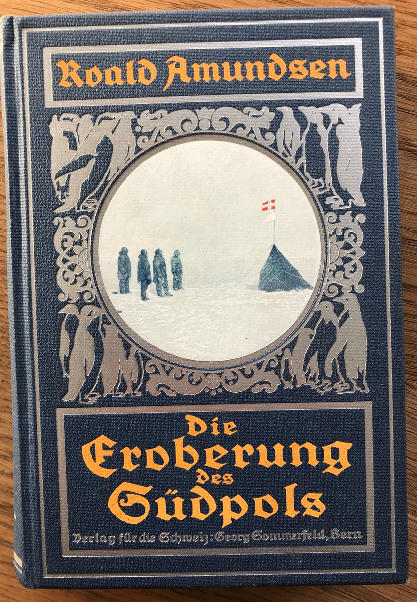 Bok. Amundsen, R: Die Eroberung des Südpols I-II. Bern 1912. Lyst blått bind med dekor i sølv og oransj.