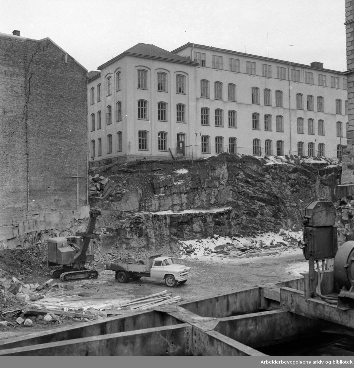 Oslos nye tekniske skole. (Grunnarbeidet er i gang). Mars 1957