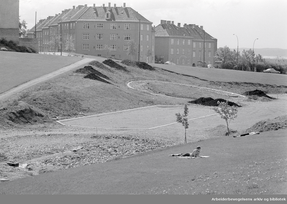 Torshovdalen park. Plaskedammen. Mai 1971