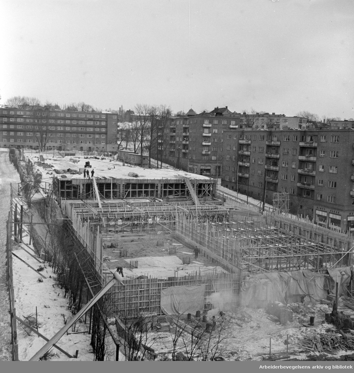Trondheimsveien: Garasjeanlegget på Sinsen under bygging. 1958.