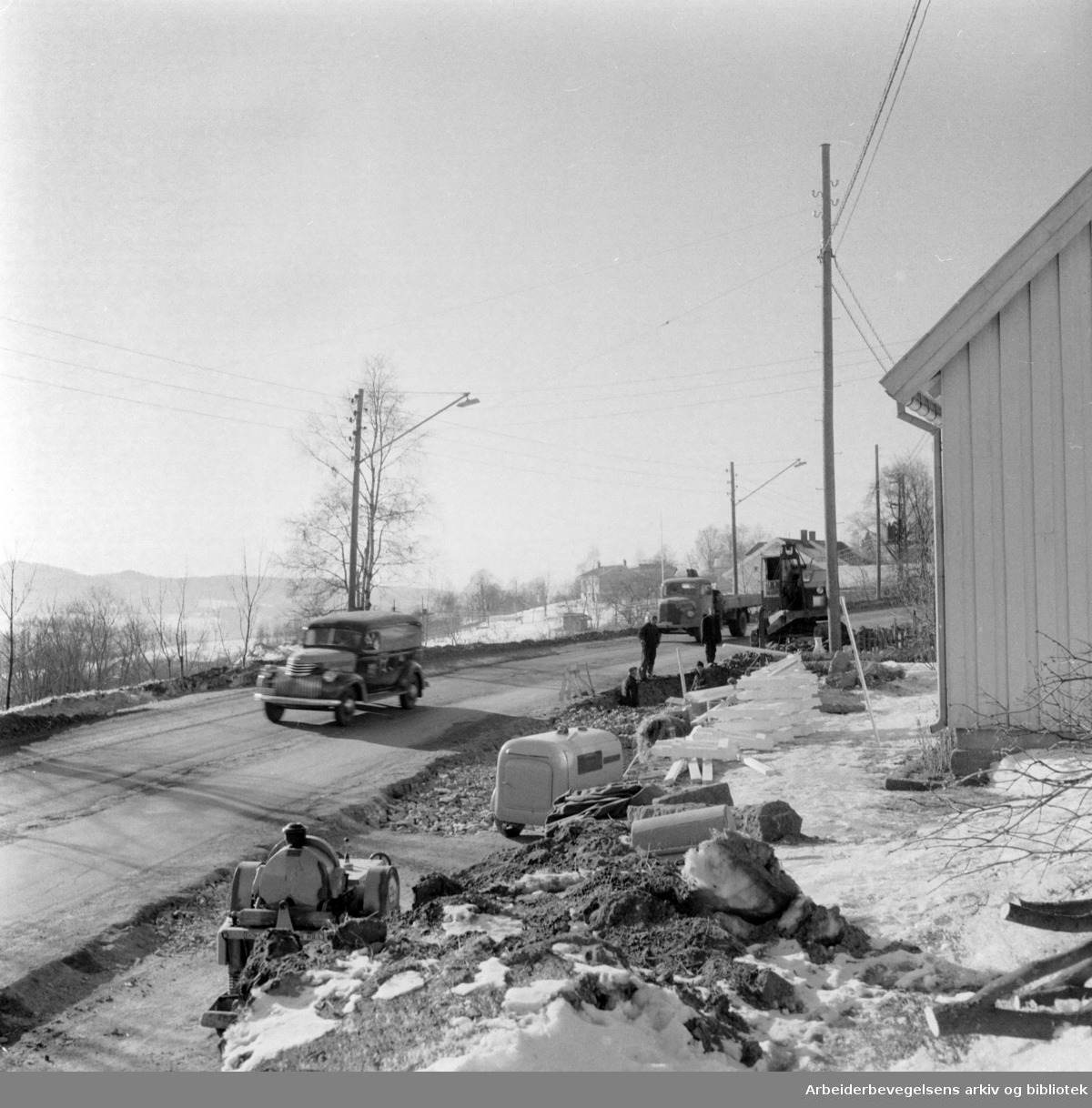 Trondheimsveien. Utvidelse av veien ved bygrensen mot Gjelleråsen. Mars 1962