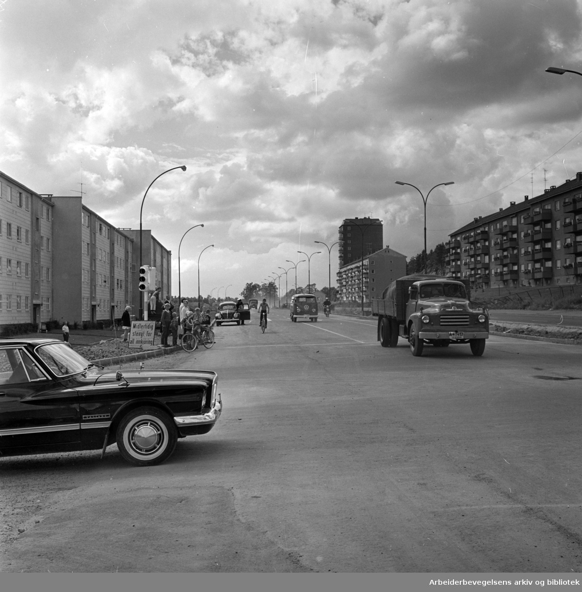 Trondhjemsveien. Trafikk. Trafikklys ved Veitvet. August 1962