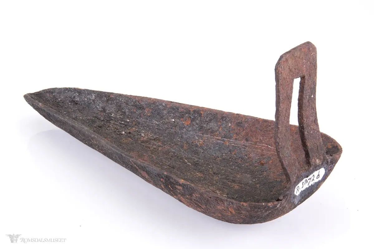 Avrundet trekantet skål med hempe for opphengskrok.