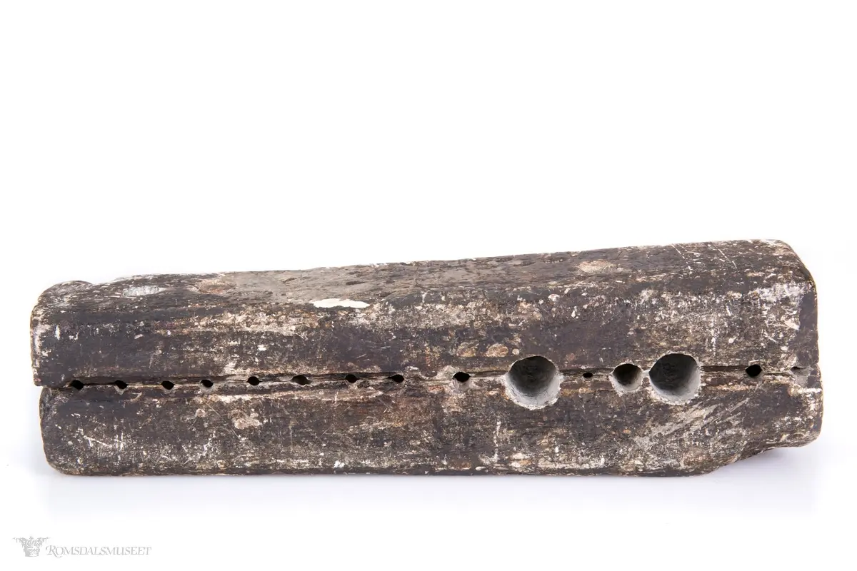 Kuleform for støping av ammunisjon av ulike kaliber og størrelser. To former for for avlange grovkalibrede kuler, en for småkalibret avlang kule, 12 for grove hagl, og 8 for middels store hagl. Har gjennomgående hull for treplugger og en isatt plugg.