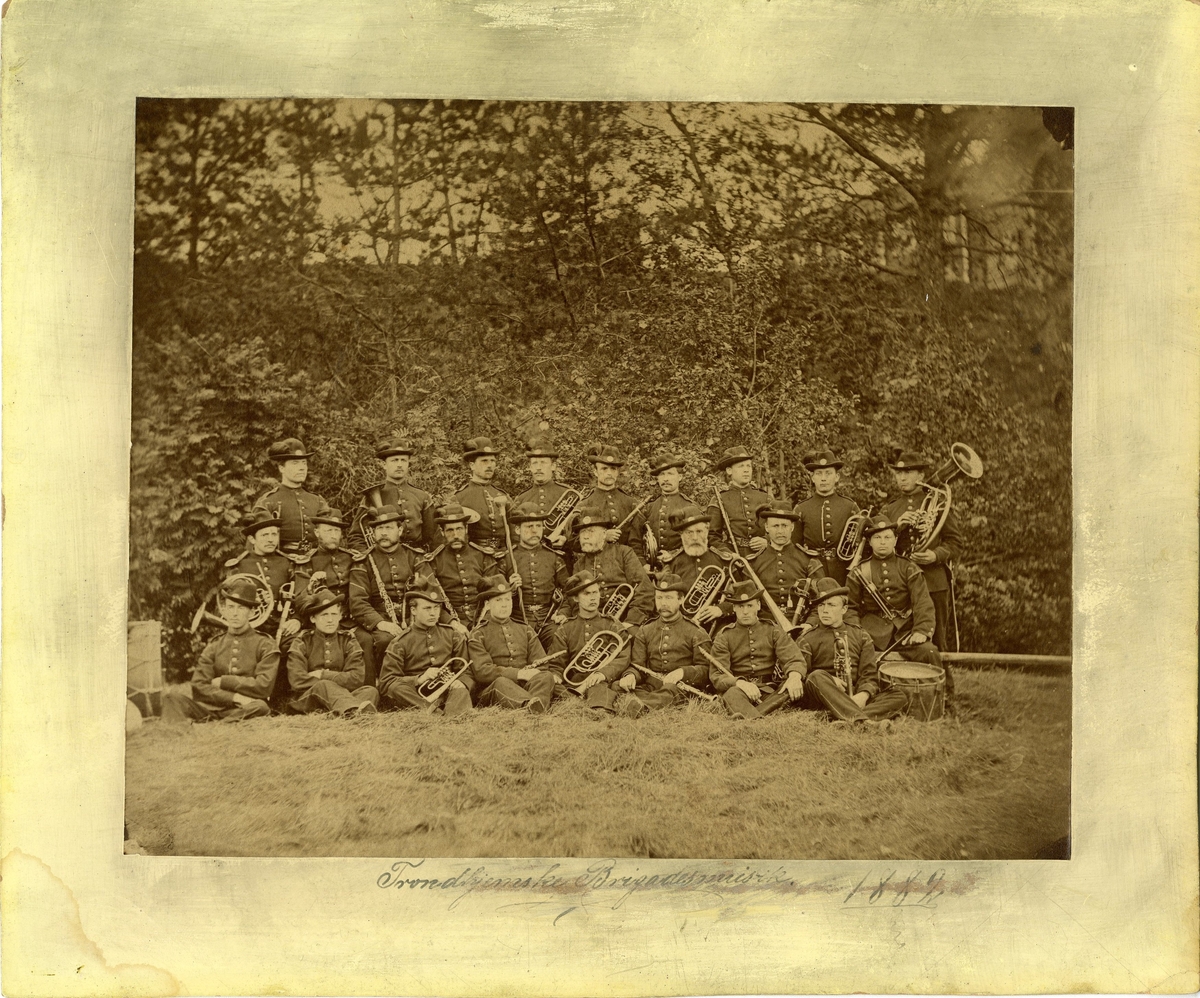 Gruppebilde av Trondheim Brigades Musikkorps med Mathias Olsen Alstad.

Navn på baksiden av bildet som identifiserer alle.

Gravråk juli 1881.