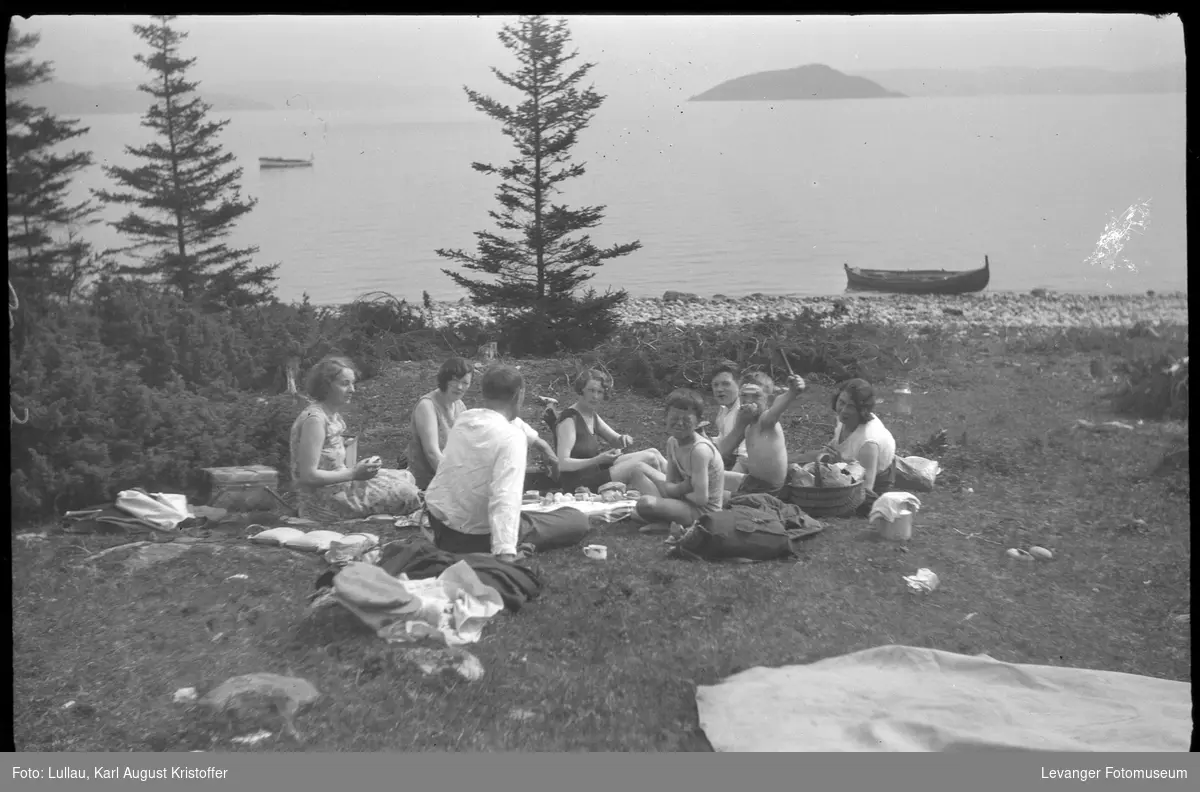 Picknick ved sjøen i Levangerområdet.