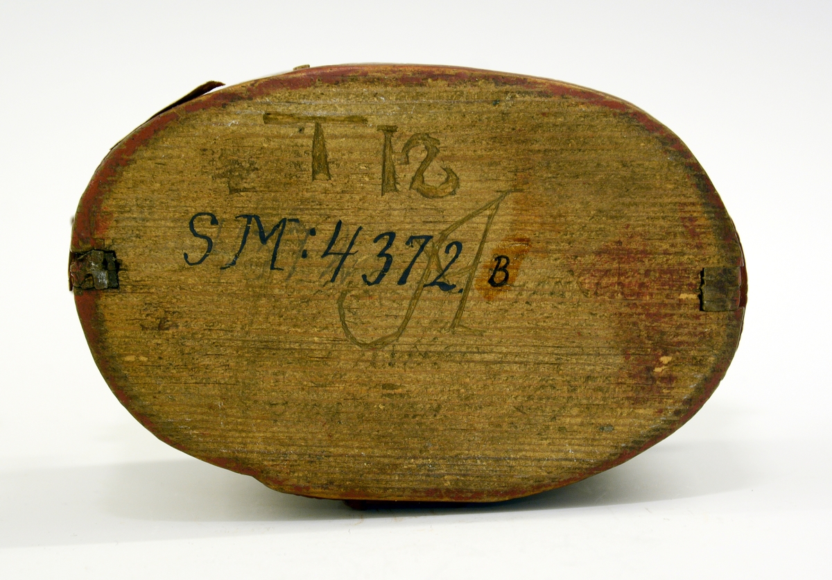 Tine av tre. Fra protokollen: Søljetine i kerbsnit med sølje. (TGM-SM.4372.A)  Tinen med 6-bladrose på laak og side, samt border. Rødmalt. Under bunden skaaret: Tn og A.