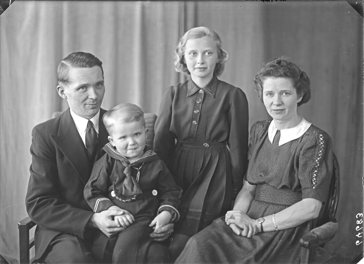 Portrett. Familiegruppe på fire. Ung mann, ung kvinne , pike og ung gutt. Bestilt av Harald Pedersen. Sørhaugt. 207.