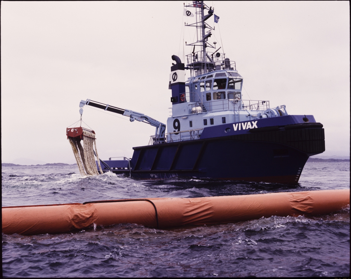 Østensjøs taubåt "Vivax" øver på å ta opp oljesøl under en oljevernøvelse ved Mongstad.