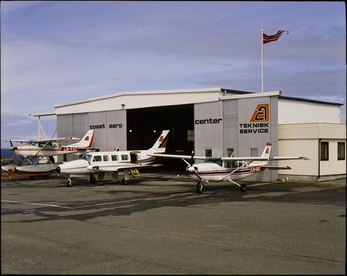 Tre fly utenfor hangaren til "Coast Aero Center" på Haugesund lufthavn, Helganes.