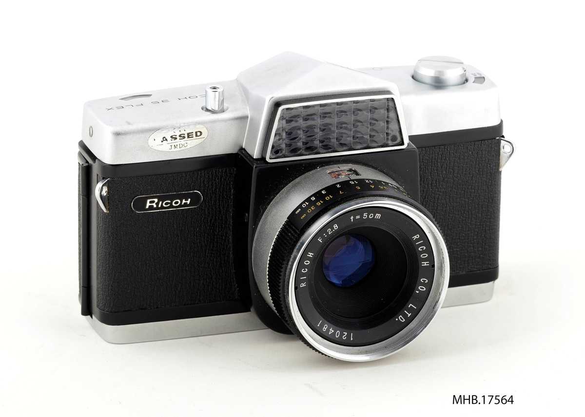 Fotoapparat SLR Ricoh 35 Flex med etui (filmrull 35 mm). Ricoh 4-element 2.8/50 linse; Seikosha lukker. Produksjonssted Japan.