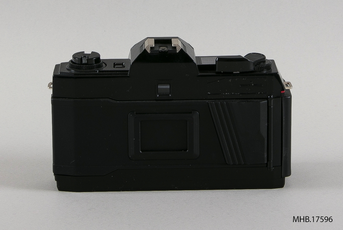 Kamera Nishika 3-D N8000 med fire 30mm linser (35mm filmrull) til autostereoscopic bilder. Serie nr.9102803. Produksjonssted: Hong Kong.