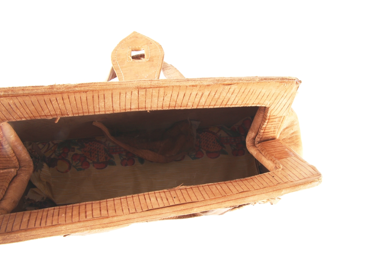 Håndveske i skinn med preget mønster.