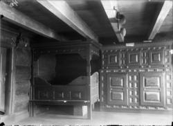 Rikard Berges fotoarkiv. Interiør, skap og seng. Gjuvland, R