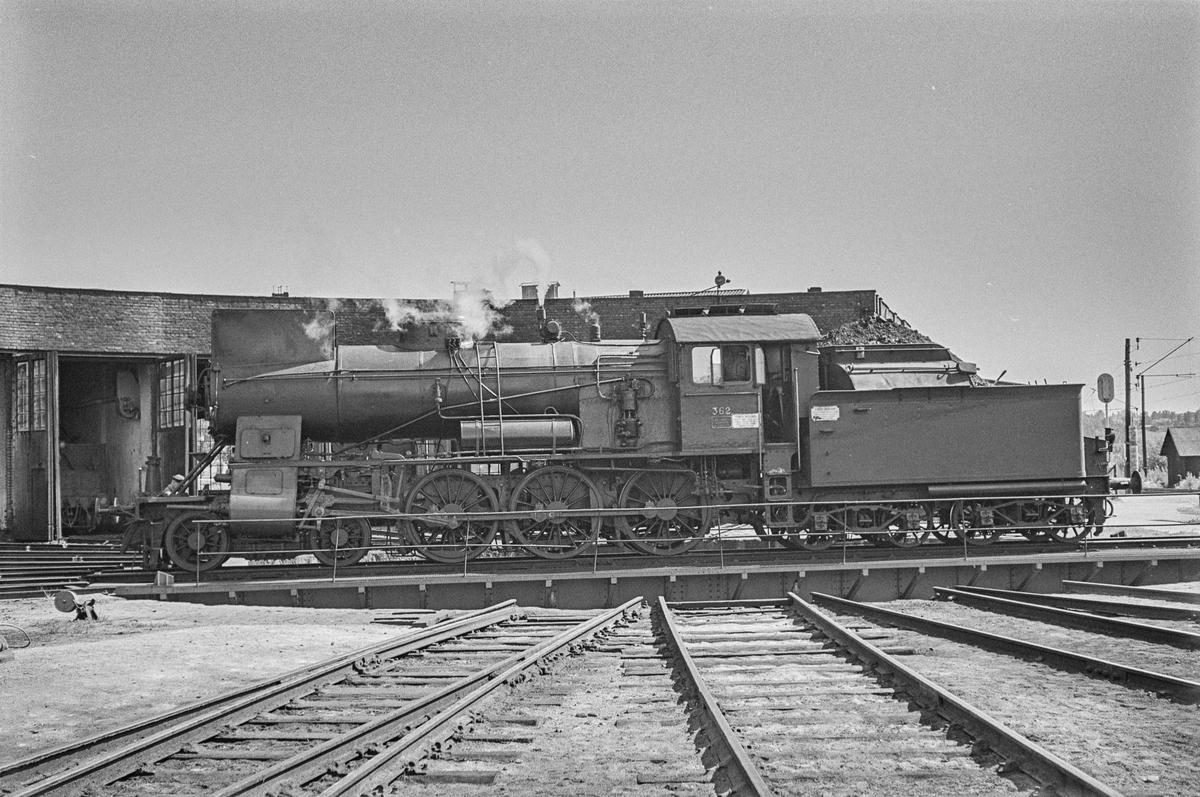 Damplokomotiv type 30b nr. 362 på svingskiven på Hamar stasjon. .