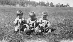 Tre små barn leker. Trillinger i Øvre Uppistugu. Gunnar, Gud