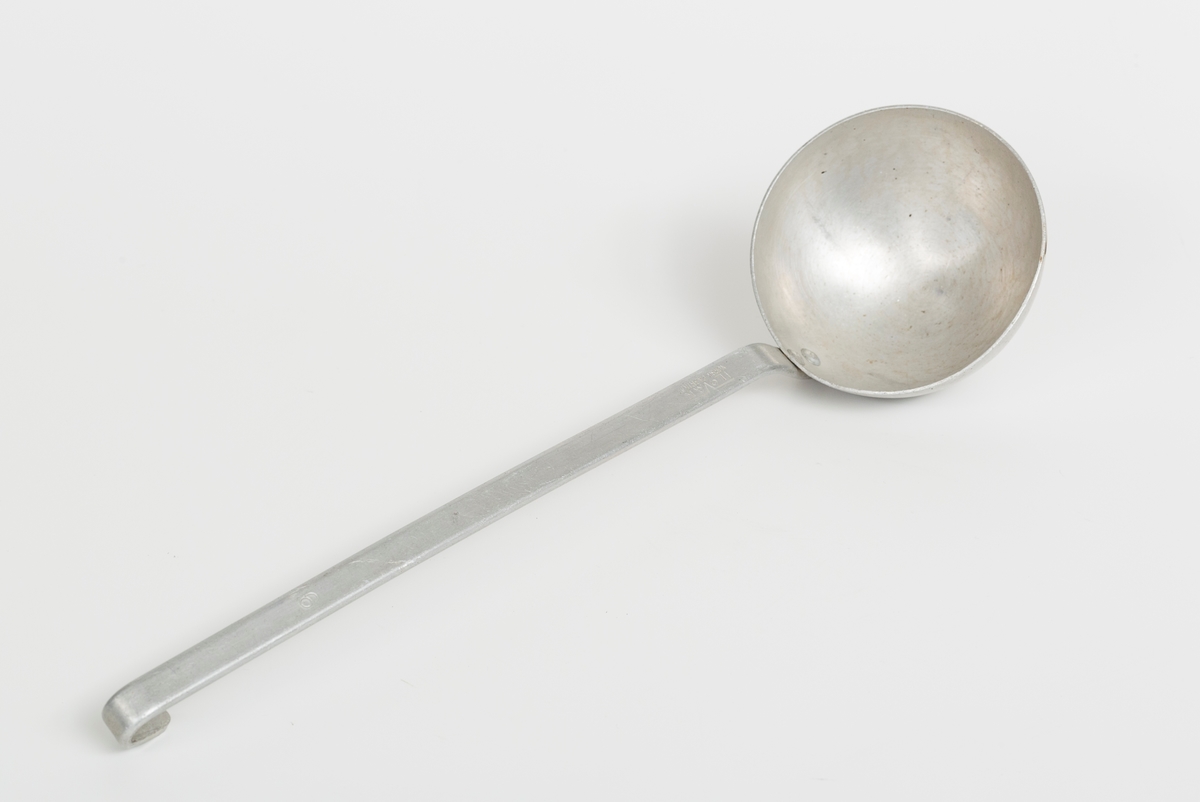 Øse med langt skaft med opphengskrok.