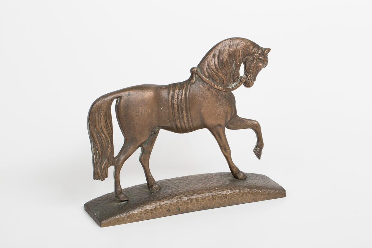 Skulptur av en hest.