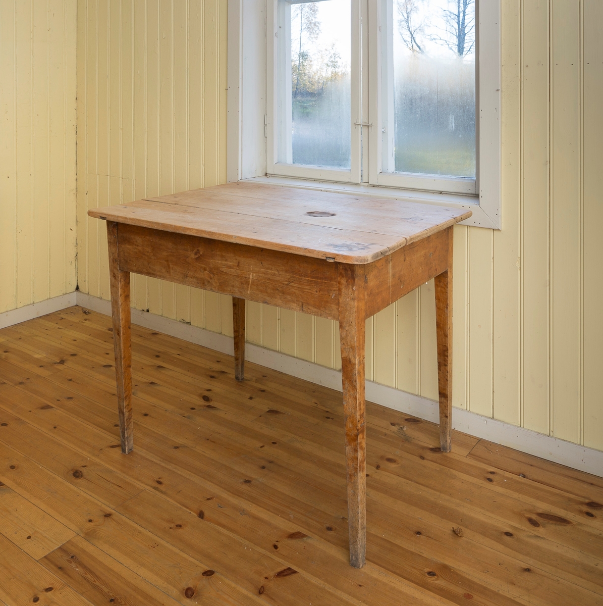 Spisebord med skuff. Satt sammen av 4 bordplater. Manglet lås og nøkkel. Lakkerte ben.