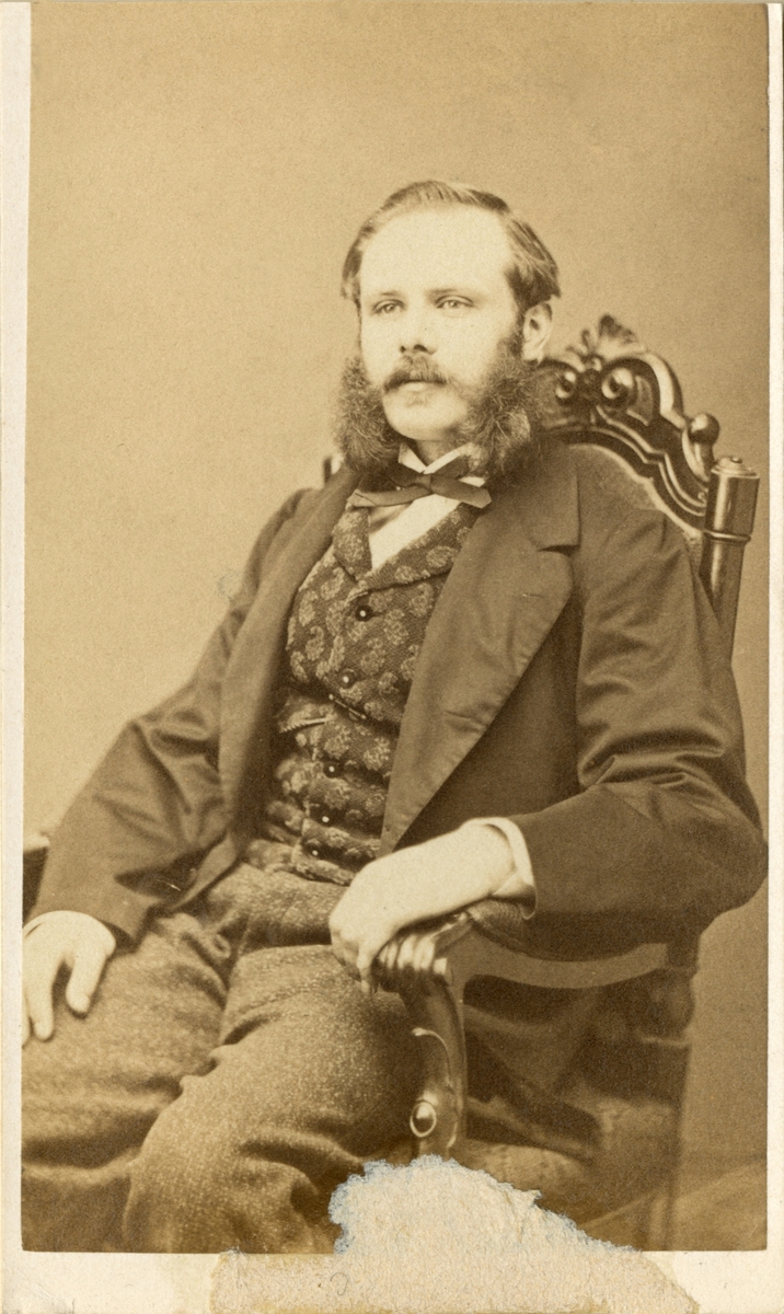 Fotoalbum etter Lorentz Severin Skougaard.
Lorentz Severin Skougaard (født 11. mai 1837 i Farsund, død 1885 i New York) var en norskfødt tenor. Han var bror til offiseren Johan Skougaard.
I New York, hvor Skougaard senere døde, ble han en fetert sangpedagog. Hans gravminne ses på Langesund kirkegård i Telemark.