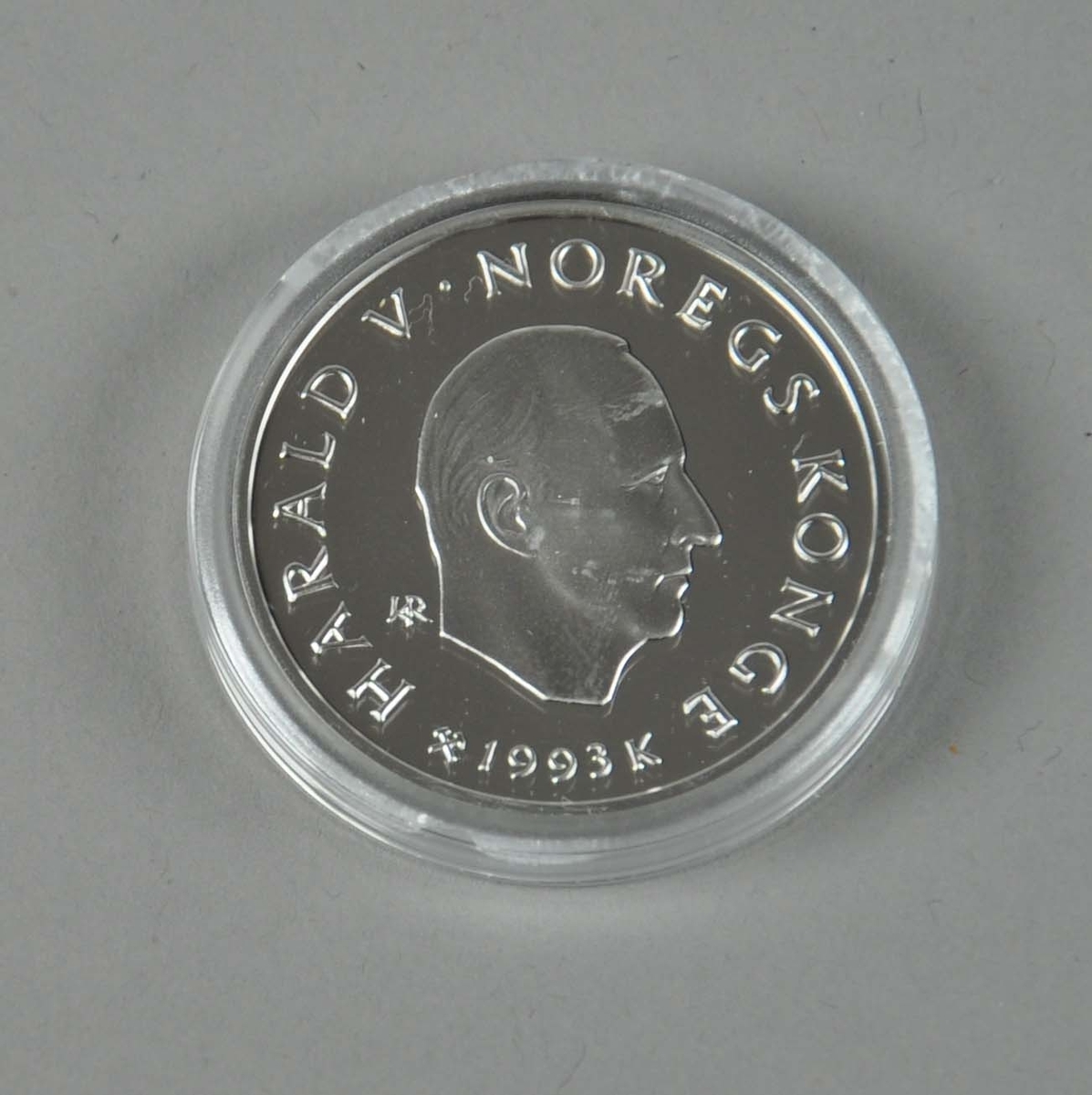 50-kr mynt med logo for Lillehammer-'94 og tre turskigåere på den ene siden og profilen til kong Olav V på den andre siden.