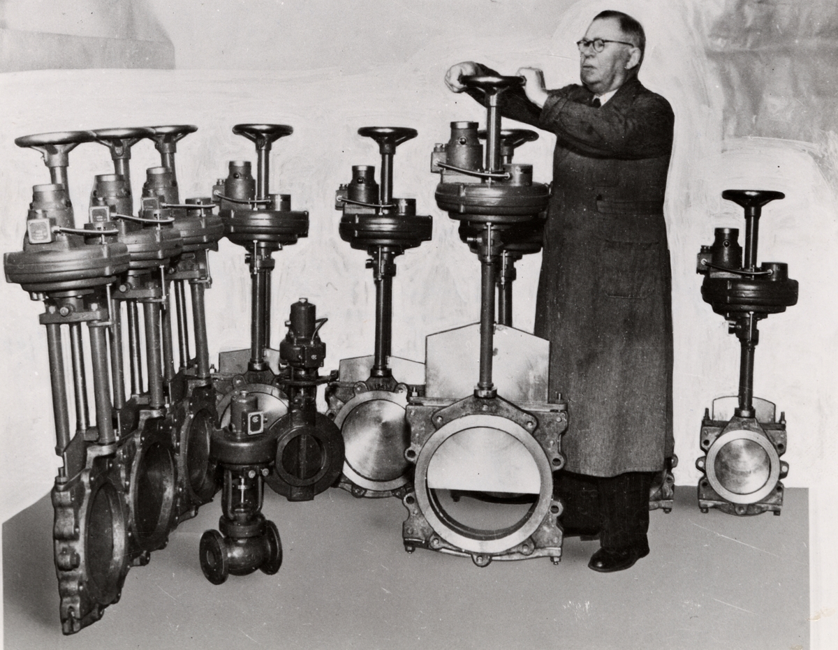 Fjärrstyrda elektriskt drivna ventiler, försedda med Arcaregulatorer. På bilder uppfinnare Ingenjör Ragnar Carlstedt, 1945.
