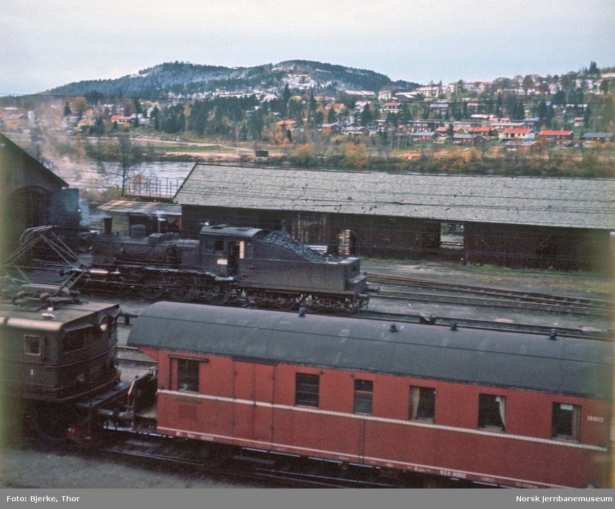 Kongsvinger stasjon med damplokomotiv type 27a nr. 248 og godstog i forgrunnen