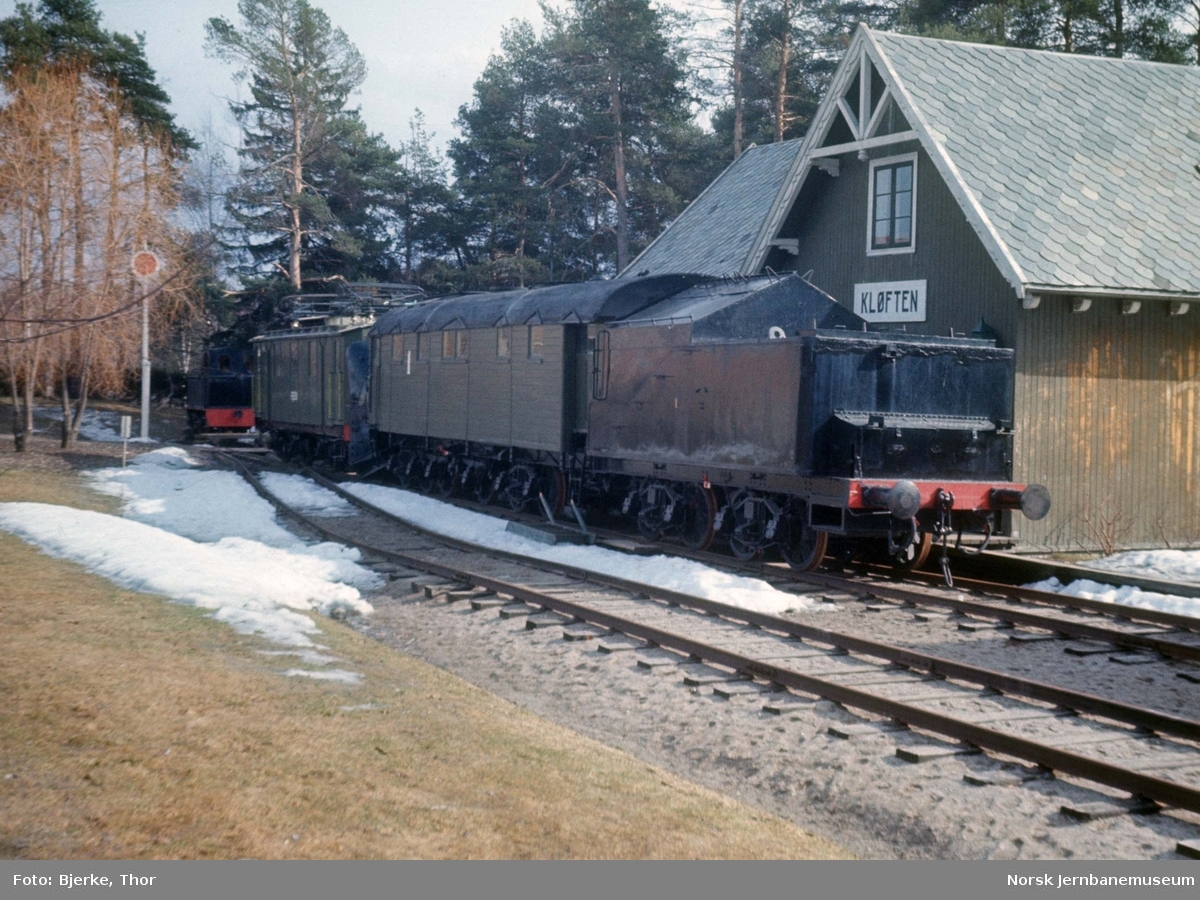 Roterende snøplog nr. 1 og Rjukanbanens elektriske lokomotiv nr. 1 på Jernbanemuseet