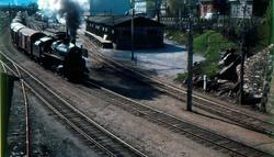 Damplokomotiv type 26c nr. 411 forlater Hamar stasjon med go