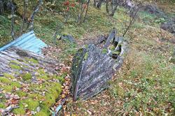 Våtvik. Sandhornøy. Bryggetomt i september 2005. Ødelagt rob