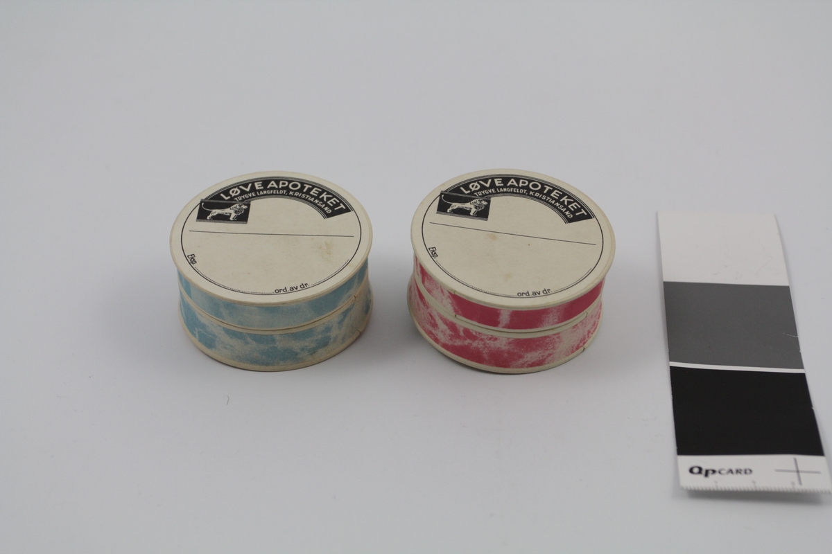 18 stk. sirkulære esker med lokk. Alle deler i papp. Ulike farger. Brukt til oppbevaring/salg av piller og dosert pulver.