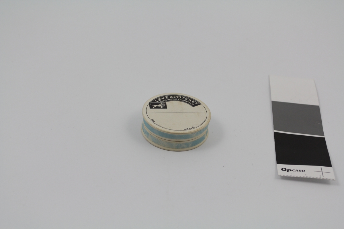 18 stk. sirkulære esker med lokk. Alle deler i papp. Ulike farger. Brukt til oppbevaring/salg av piller og dosert pulver.