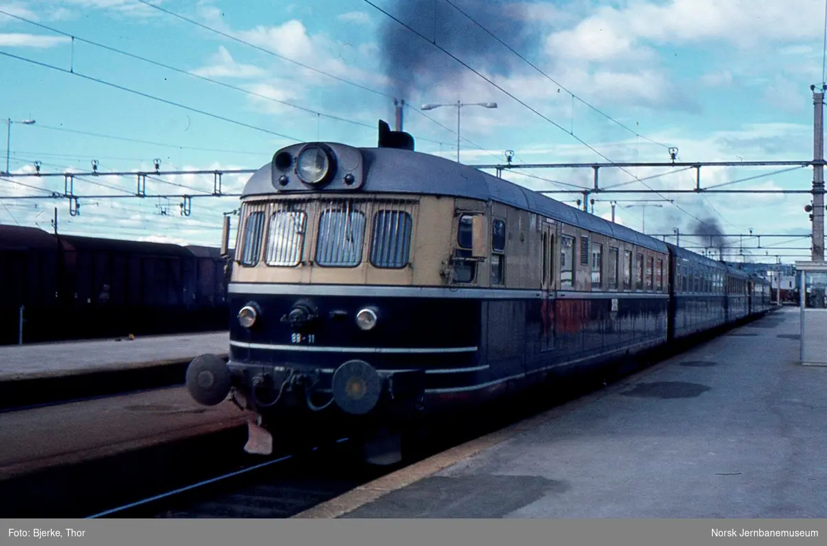 Dagtog 301 til Trondheim med motorvognsett type 88 på Hamar stasjon