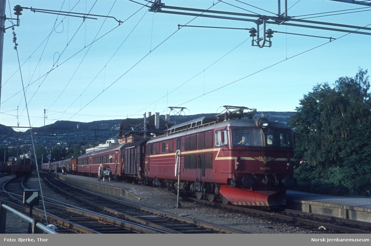 Hurtigtog 352 med elektrisk lokomotiv El 14 2166 på Lillehammer stasjon