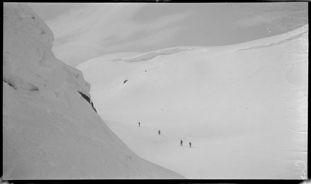 En gjeng unge menn på skitur i Suldal. Det er bilder fra Snønuten, turisthytta i Stranddalen og guttene på tur i fjellheimen.