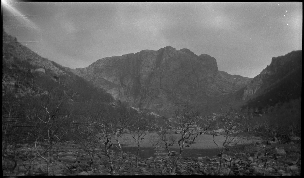 Småsildalen og fjellene rundt. Det første bildet viser Lindtner oppå en stein som sitter fast i en sprekk i Småsilkomplekset