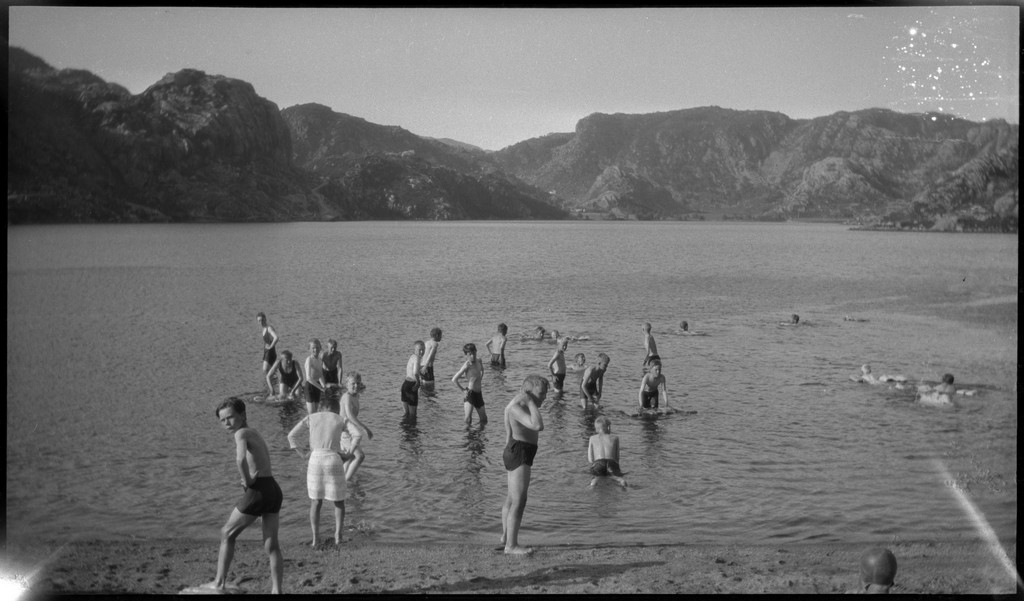 Bilder fra en speiderleir ved Ørsdalsvatnet i Bjerkreim. Det er bilder av speidergutter med og uten uniform, som spiser, bader, og som slapper av. Det er også oversiktsbilder over speiderleiren.