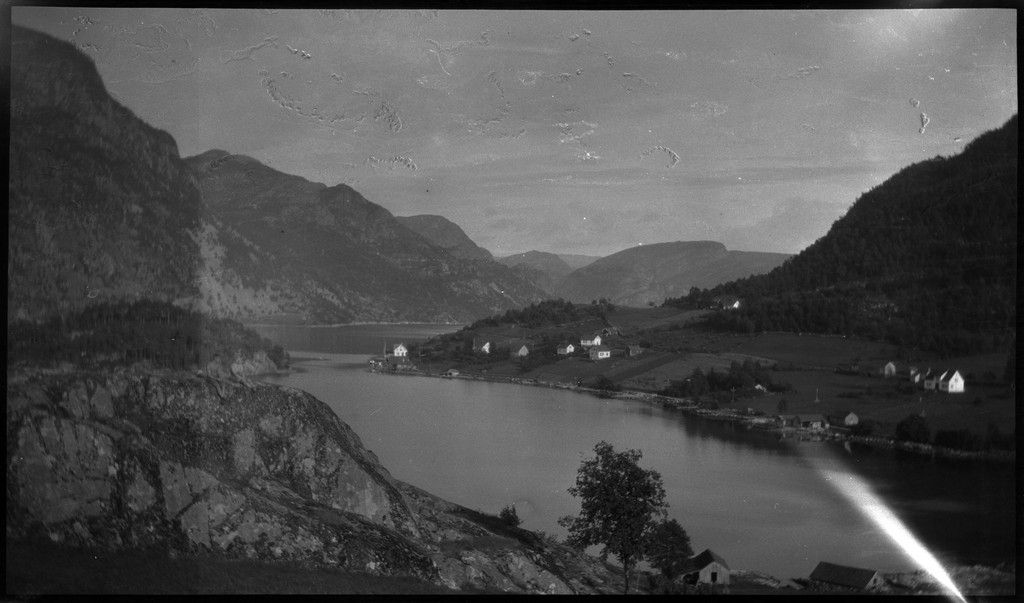 Leif Stender, Einar Hoseth og en gutt til, i tillegg til fotografen Finn Johannessen på seile- og rotur i Ryfylke med en nordlandsbåt. Det er bilder fra guttene i nordlandsbåten, fra bading, fjelltur og teltliv.