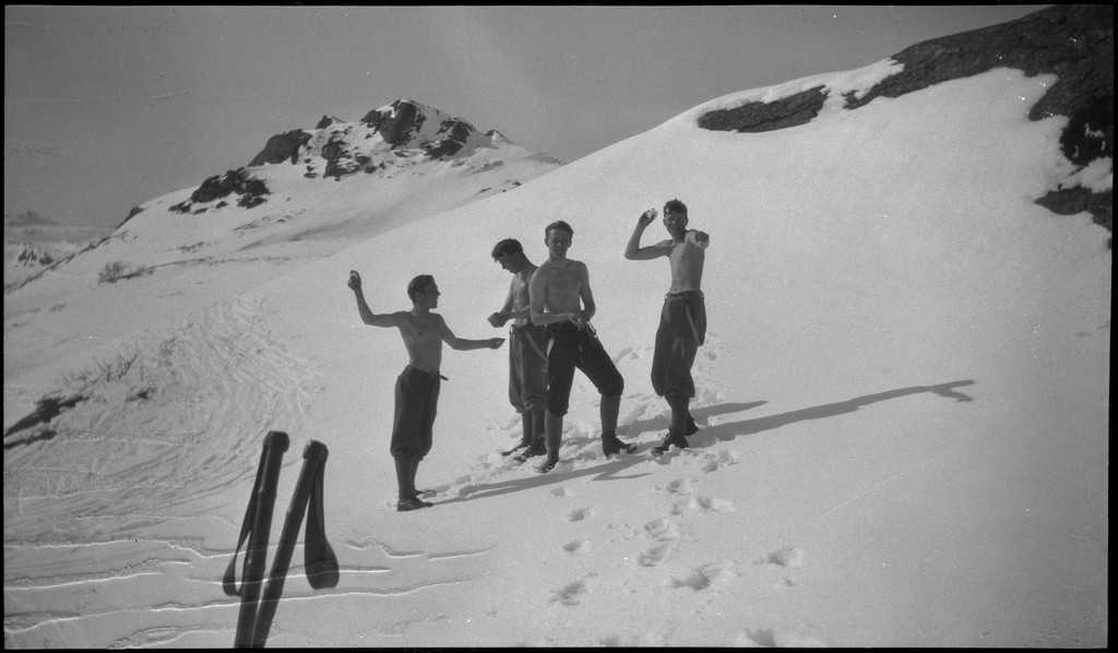 Per og Alf Årseth, Reidar Gjissen(?), Tor Tørresen, Per Roth og Finn Johannessen på skitur i nærheten av Fjellberg i Suldal. Det er bilder fra flere pauser.