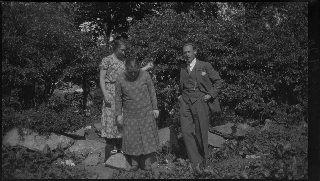 En ung og en eldre kvinne, Per Årseth og en ung mann, antageligvis Finn Johannessen, fotograferes ute en sommerdag.