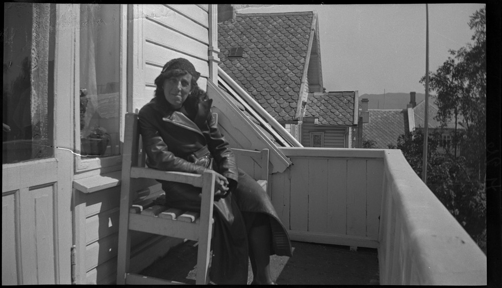 Frida Johannessen avfotografert på altanen til huset deres.