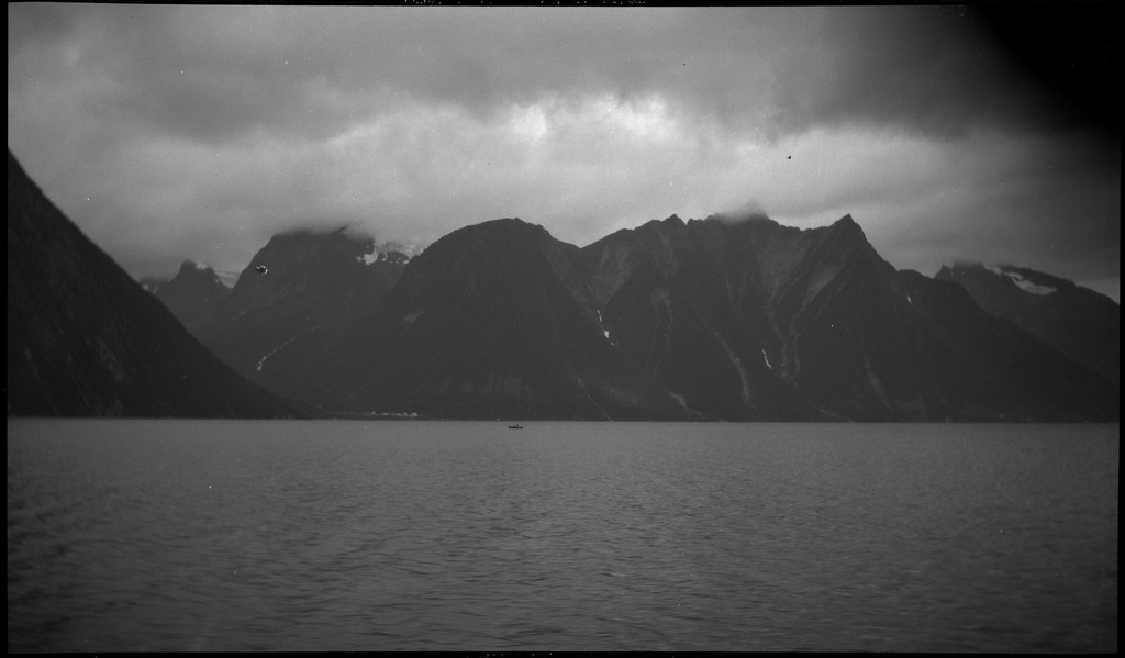 Per og Alf Årseth og Finn Johannessen på sykkeltur i Sogn og Fjordane og Møre og Romsdal. Det er bilder fra fjellturer og -topper, fra fjorder og fjell, bygder og byen Ålesund.
Bilde nr. 2 er av Skodjebrua i Skodje. Bilde nr. 3 er av Kolåstind i Standal, med Sylen og Fingeren til høyre. Bilde nr. 9 er fra Kongens gate i Ålesund. Bilde nr. 11 er tatt over Hjørundfjorden med Langenestinden og Store Standal på motsatt side. Bilde nr. 20-21 er fra Ålesund.