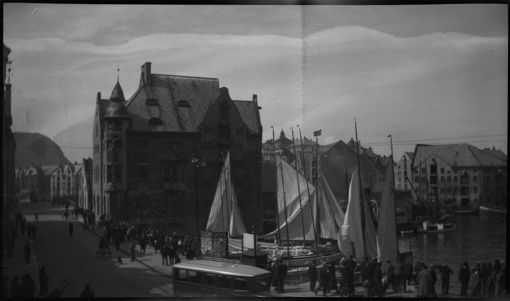 Per og Alf Årseth og Finn Johannessen på sykkeltur i Sogn og Fjordane og Møre og Romsdal. Det er bilder fra fjellturer og -topper, fra fjorder og fjell, bygder og byen Ålesund.
Bilde nr. 2 er av Skodjebrua i Skodje. Bilde nr. 3 er av Kolåstind i Standal, med Sylen og Fingeren til høyre. Bilde nr. 9 er fra Kongens gate i Ålesund. Bilde nr. 11 er tatt over Hjørundfjorden med Langenestinden og Store Standal på motsatt side. Bilde nr. 20-21 er fra Ålesund.