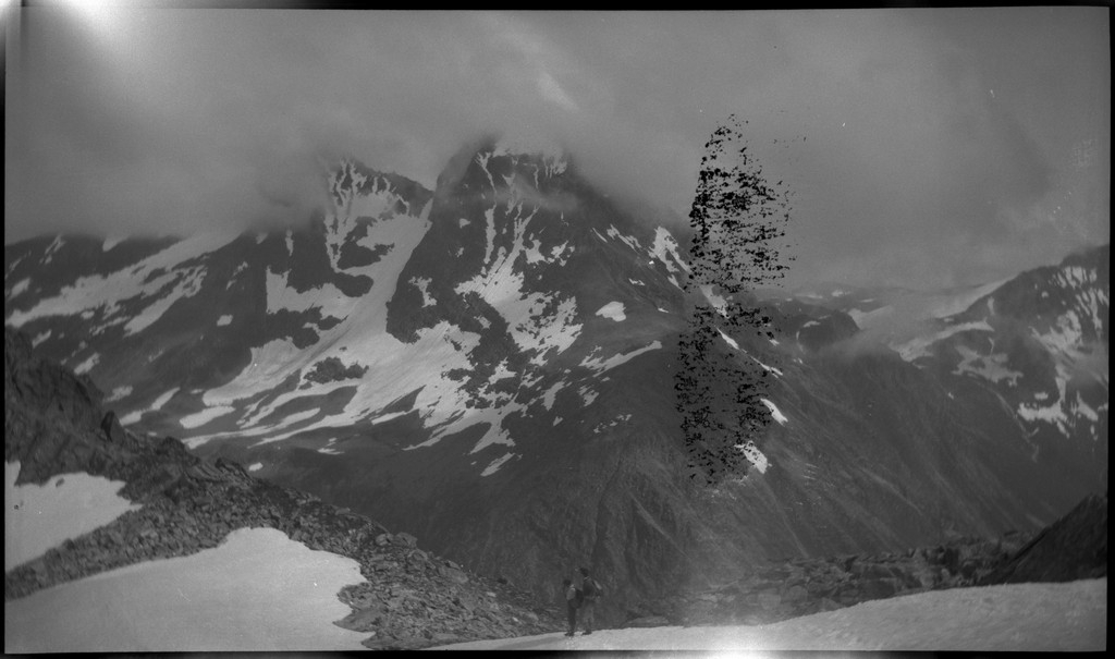 Per og Alf Årseth og Finn Johannessen på sykkeltur i Sogn og Fjordane og Møre og Romsdal. Det er bilder fra fjellturer og -topper, fra fjorder og fjell, bygder og byen Ålesund.
Bilde nr. 2 er av Skodjebrua i Skodje. Bilde nr. 3 er av Kolåstind i Standal, med Sylen og Fingeren til høyre. Bilde nr. 9 er fra Kongens gate i Ålesund. Bilde nr. 11 er tatt over Hjørundfjorden med Langenestinden og Store Standal på motsatt side. Bilde nr. 20-21 er fra Ålesund.