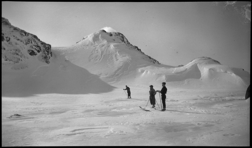 Lindtner, Oscar Johnsen, Malde og Håvarstein på skitur i Madlandshei. Det er bilder fra turvennene ved ei åpen bu sammen med flere andre, og fra skituren i heiene.