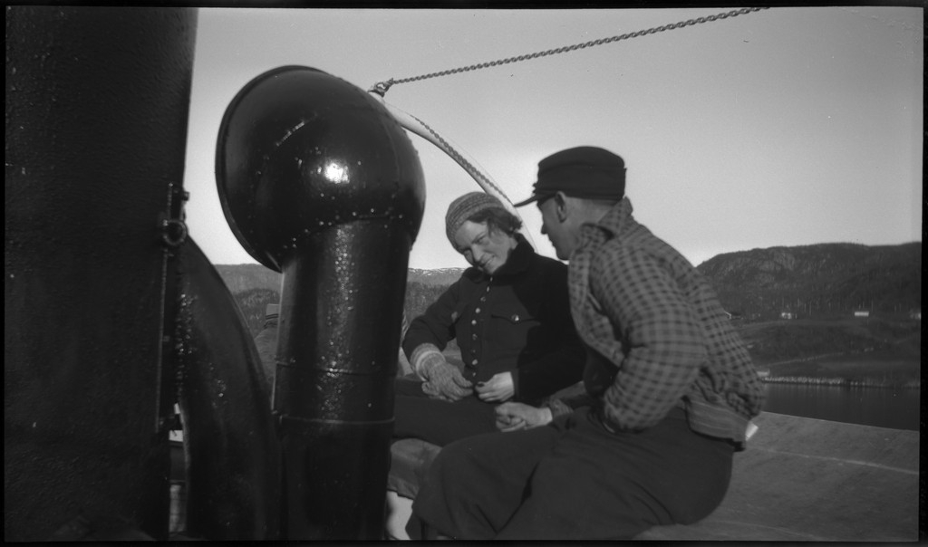 Lindtner, Oscar Johnsen, Malde, Håvarstein og Jan på skitur fra Fjellberg i Suldal. Bilde nr. 3, 4, 6 og 7 er fra båten de har tatt inover. Båten har møtt passasjerbåten "M/S Saudafjord" midt på fjorden og utvekslet varer og folk. Det er også bilder fra et lite gårdsbruk, antageligvis Fjellberg i Suldal og fra skituren. På noen av bildene er det også noen unge kvinner med. På bilde nr. 11 er Finn Johannessen med.