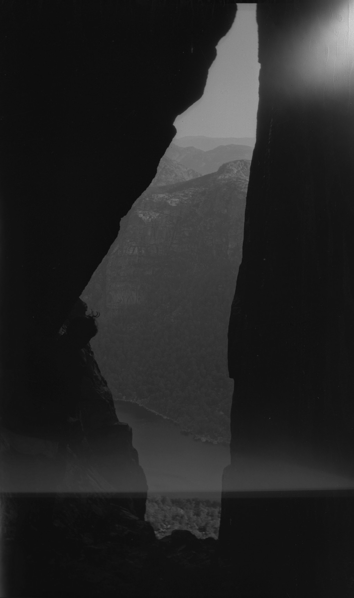 En gjeng unge menn på fjelltur til fjellene i Småsildalen i Strand. Det er bilder av spektakulære fjellformasjoner og en samlet vennegjeng.