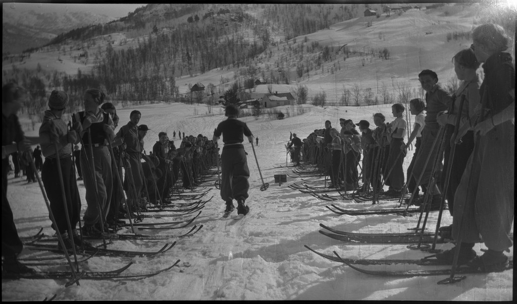 St. Svitun skole fra Stavanger på skidag i Saudasjøen. De reiser inn med hurtigskipet "D/S Sanct Svithun". Det er bilder fra lek, konkurranser og skiturer. På bilde nr. 5 holder en gutt et fotoapparat.